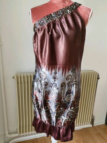 Robe d'été satinée épaules découvertes