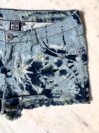 Short vintage tie dye bleached franges bleu clair foncé festival
