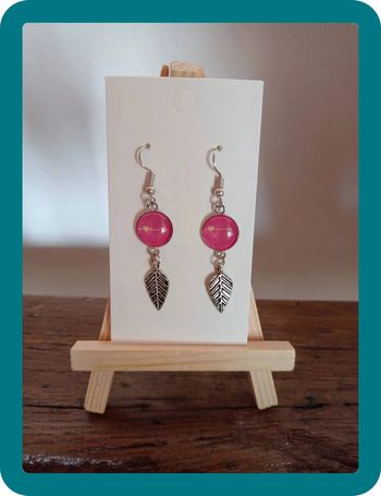 Paire de boucles d'oreilles avec cabochon rond en verre et apprêt feuille, motif flèche/cœur