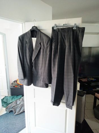 Ensemble de costume gris Hugo Boss en laine vierge taille 102 pour le pantalon