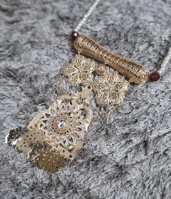 Bijou collier chaoui skhab blanc avec pendentif doré melhfa