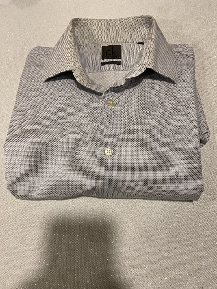 Superbe chemise blanche à motif bleu Calvin Klein taille L 40 traces au col sinon impeccable