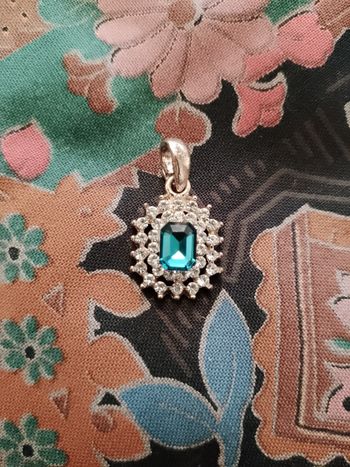 pendentif en acier doré et strass b Bobbio bleues/translucides neuf.