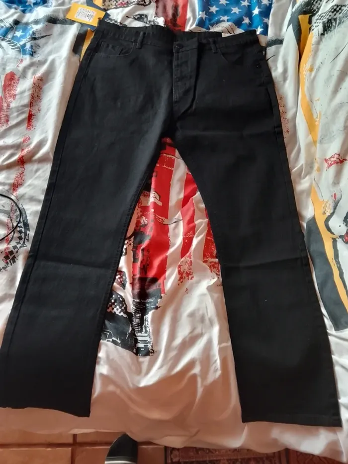 Joli jean noir wthinlee taille 40 mais 44 taille UE