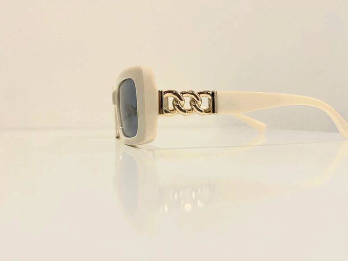 Lunette de soleil femme Polarisée bras en chaîne dorée taille small - photo numéro 5