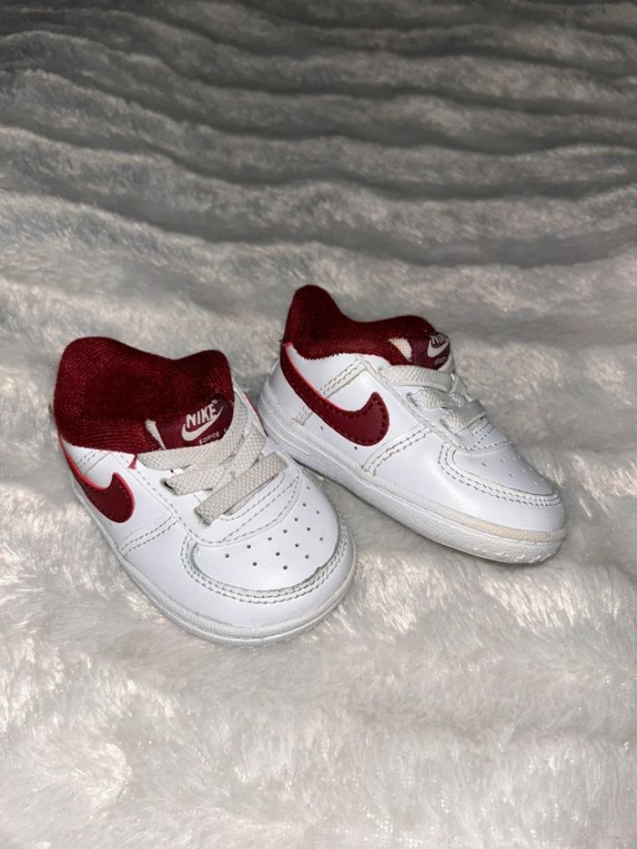 Basket air force one blanche et bordeaux