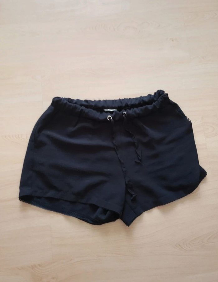 Short court noir
