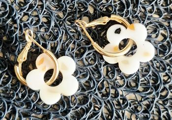 Boucles d'oreilles créoles fleur blanc et taches colorées
