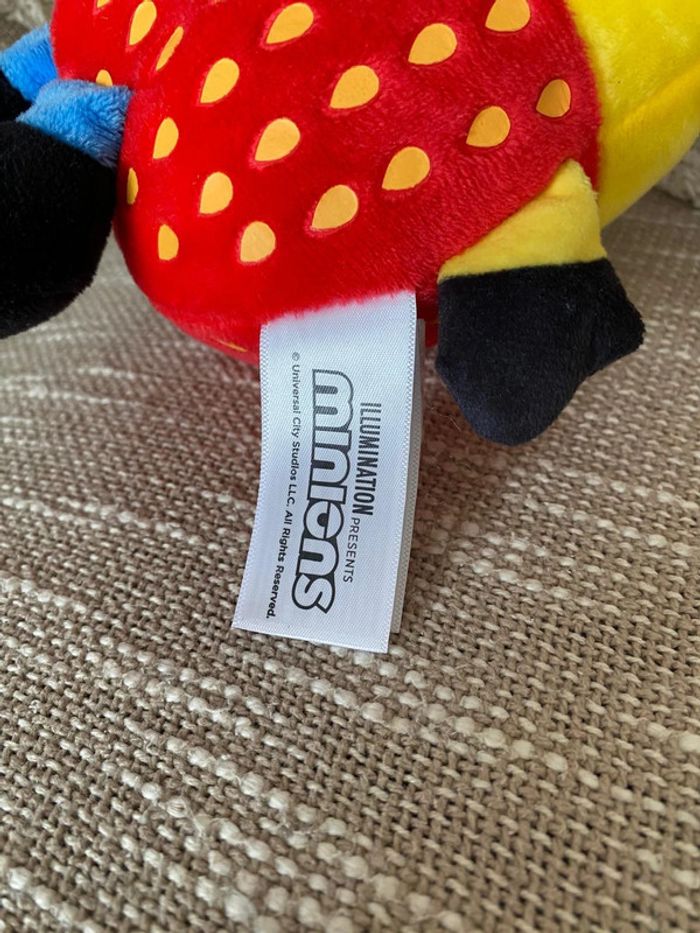 Peluche doudou 25cm Moi moche et méchant les minions jaune fraise rouge très bon état - photo numéro 4