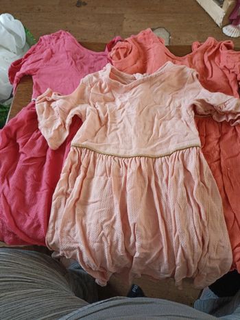 3 robes identiques sauf couleurs