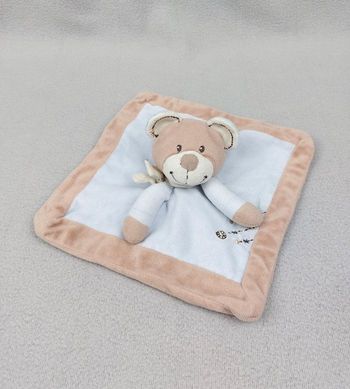 Doudou plat ours bleu marron écharpe beige NICOTOY croix