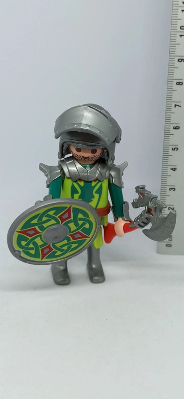 Homme chevalier motif dragon vert avec bouclier rond et arme playmobil