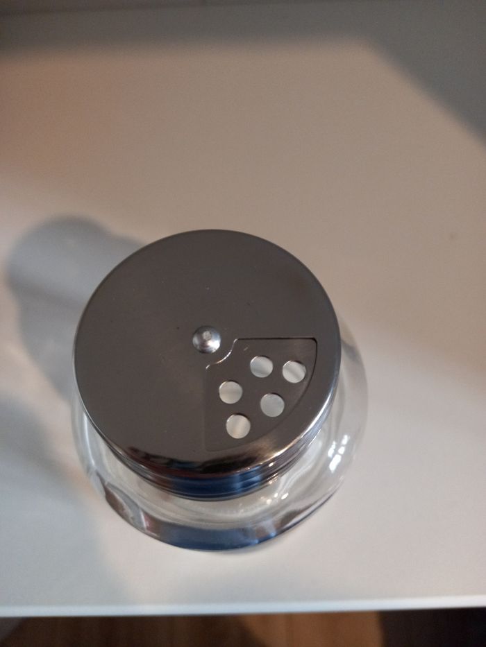 Saupoudreuse de table neuve - photo numéro 3