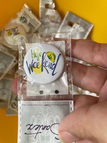 19 pin’s hello Summer