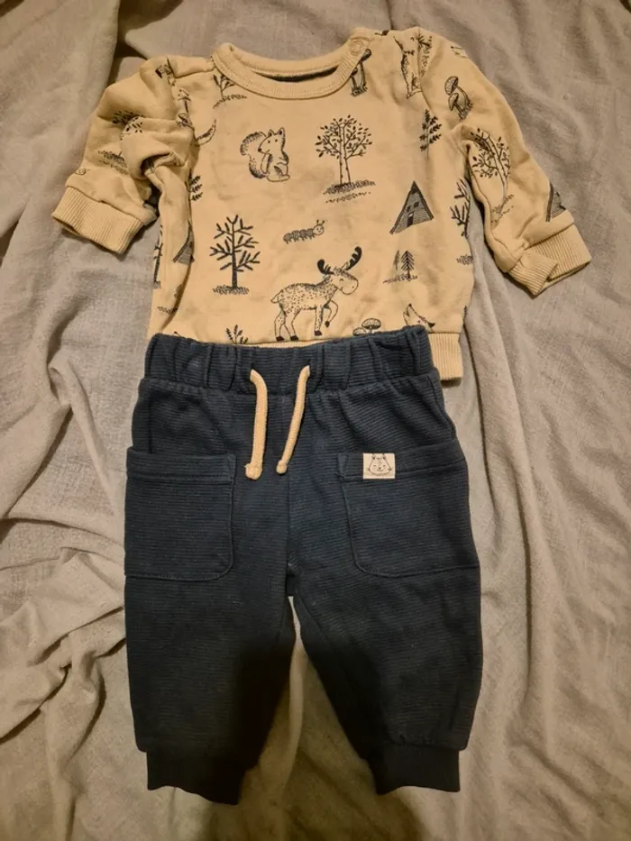 Ensemble pull + pantalon C&A 2-3 mois