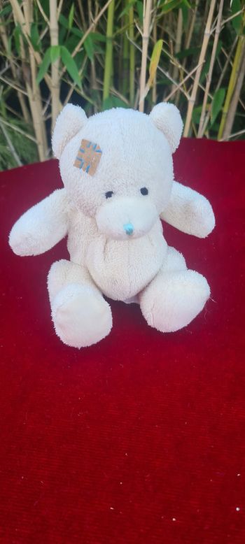 Petit ourson avec petit pensement marron brodé bleu