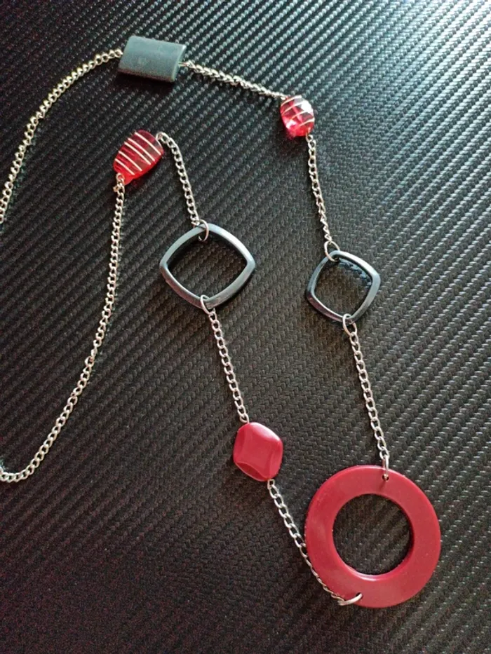 Sautoir rouge et gris