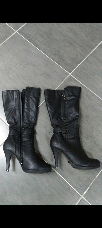 Bottes noires avec talons aiguilles en tres bon état taille 40 (78)