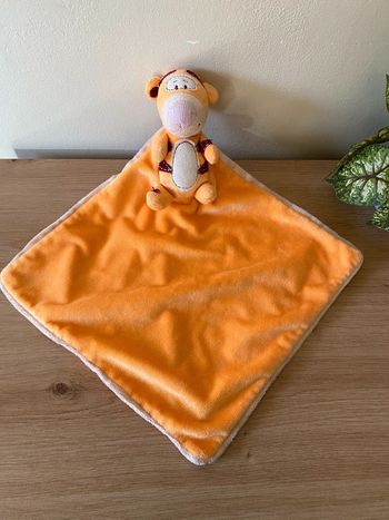 Doudou plat Tigrou super héros orange bordeau Disney nicotoy