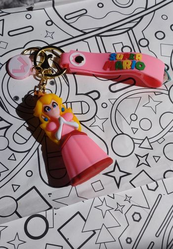 Petit porte clefs figurine Princesse Peach monde de Mario Nintendo