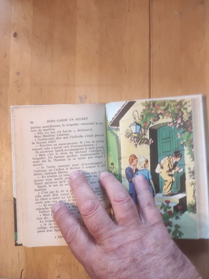 Dora garde un secret Suzanne Pairault Bibliothèque Verte cartonnée 1983 - photo numéro 4