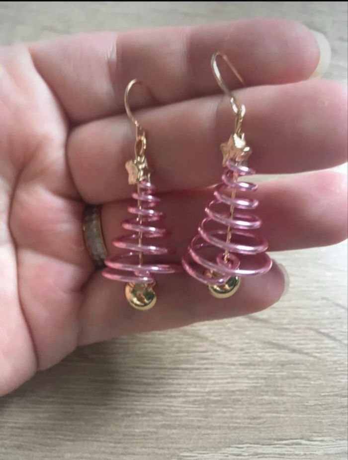 Boucles d’oreilles pendantes NEUVES pour femme forme de sapin 🎄 couleur rose - photo numéro 2