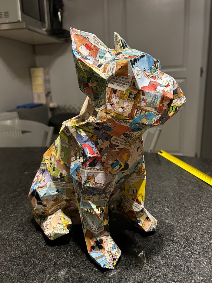 Sculpture, bouledogue assis imprimé Disney Mickey Donald