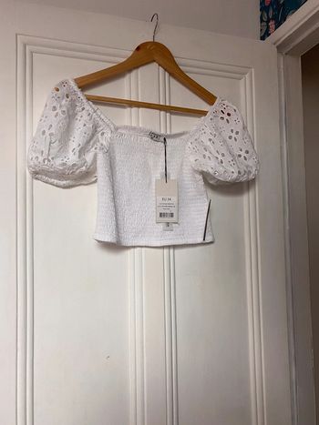 Top avec broderies anglaises