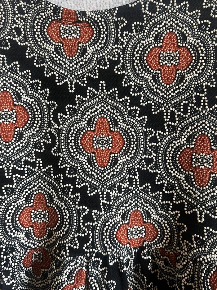 Robe évasée sans manches motif géométrique noir rouge blanc – taille M - photo numéro 4