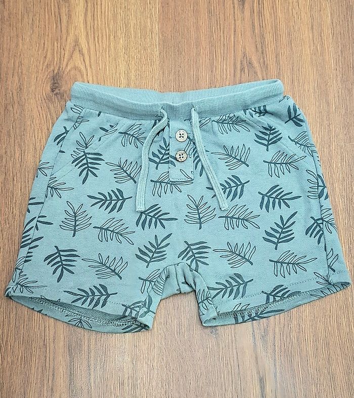 Short enfant garçon Kiabi – 24 mois / 2 ans – gris vert – motif feuilles & branches