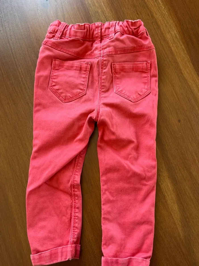 Lot de 3 jeans taille 2 ans très bon état. - photo numéro 6