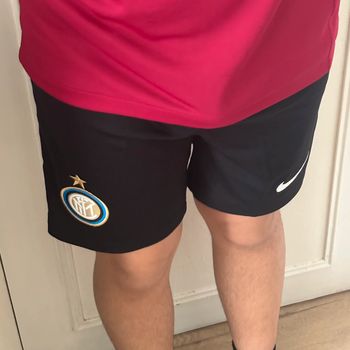 short officiel de l’Inter Milan pour enfant, taille M modèle Nike de la saison 2024-2025.