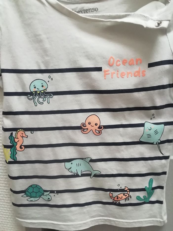 Vends t-shirt garçon été blanc rayé bleu avec motif sur le devant - photo numéro 2