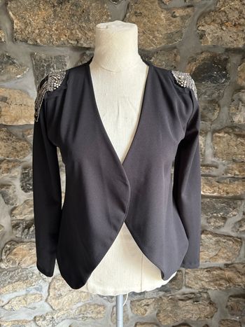 Blazer avec des perles sur les épaules 