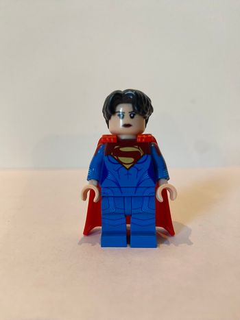 Figurine type lego Supergirl. Dc comics