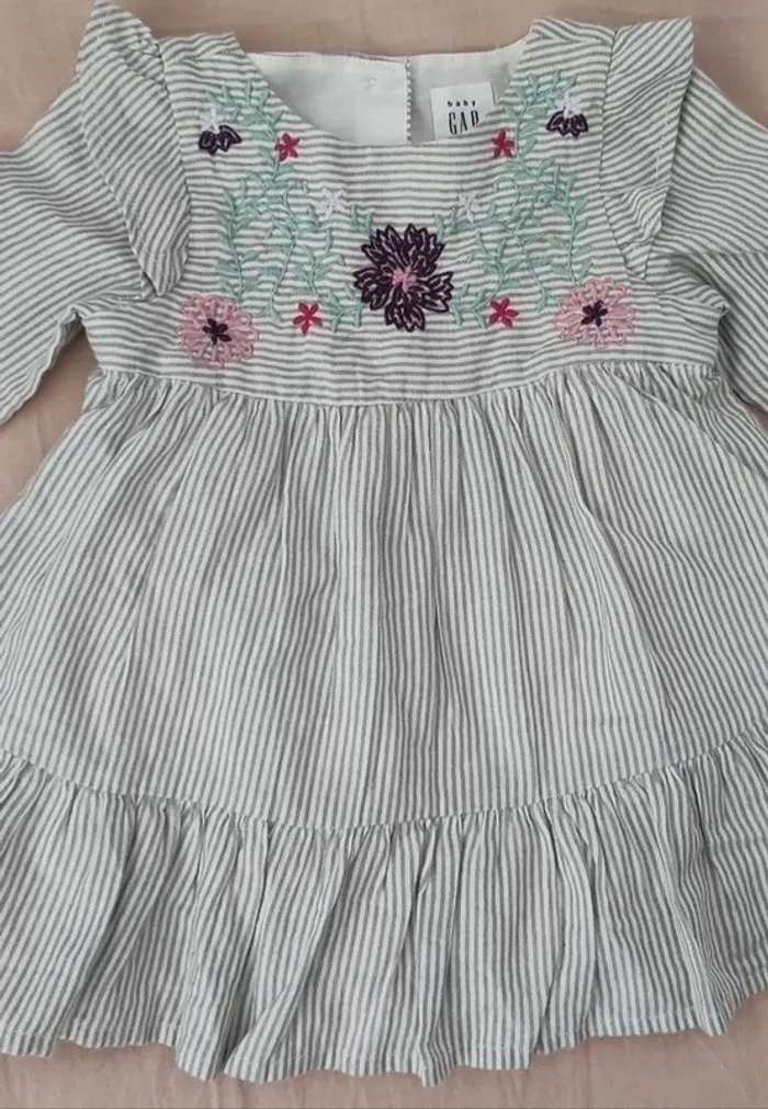 Jolie robe bébé fille neuve - photo numéro 2