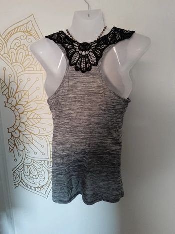 Top gris bretelles au crochet noir