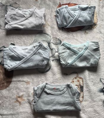 Lot de 5 bodys taille 1 mois 