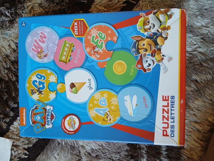 Une boite puzzle des lettres de la pat patrouille