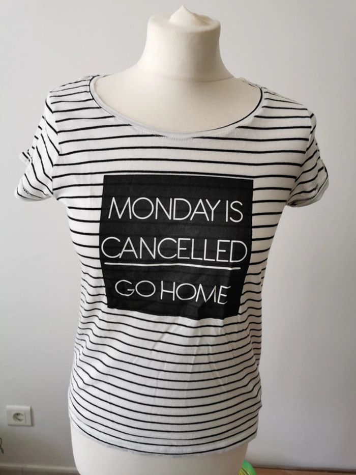 Tee shirt blanc à rayures et inscription