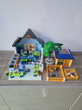 Lot playmobil centre vétérinaire