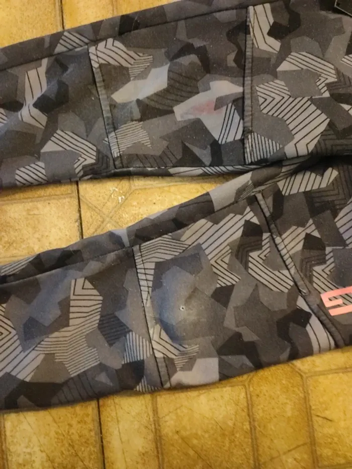 Ensemble jogging Hugo boss mercedes AMG 5 ans - photo numéro 4