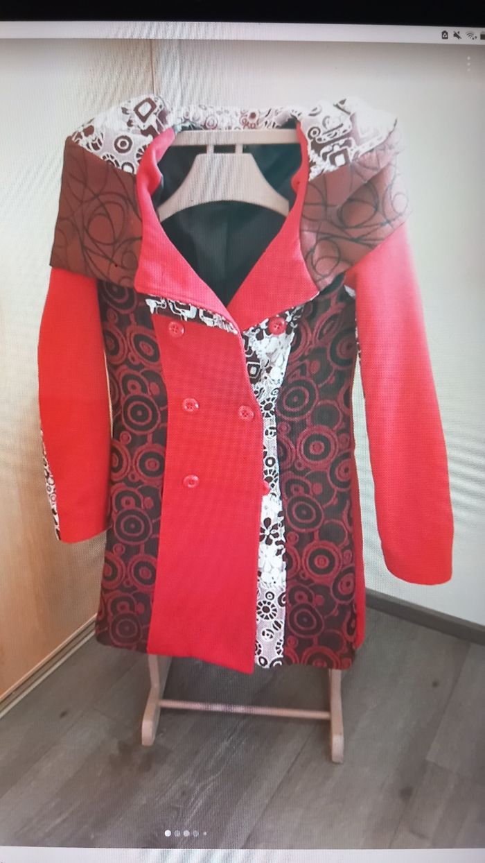 Manteau rouge.