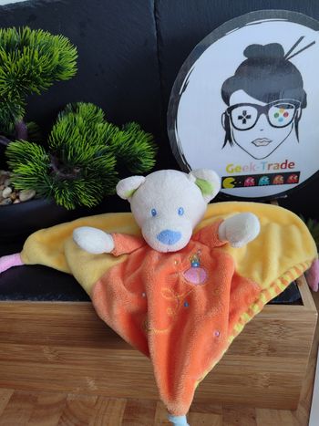 doudou ours mots d'enfants jaune orange blanc rayé oiseau maison rond rose Plat