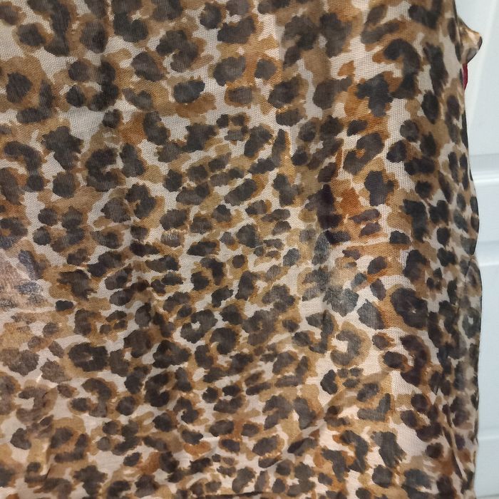 Grande echarpe  impression leopard bordure  rouge - photo numéro 8