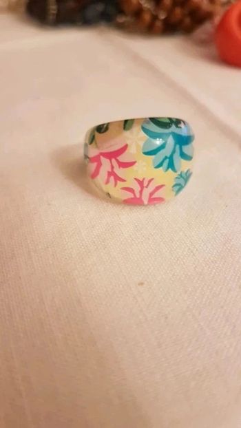 Bague plastique dessin fleurs