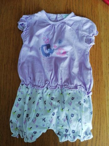 Combinaison violette et blanche