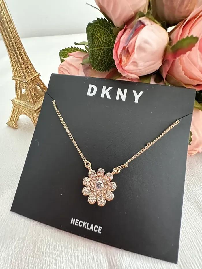 🌸 Collier fleur DKNY doré – Authentique & raffiné 🌸 - photo numéro 3