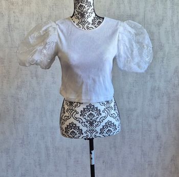 Zara T-shirt top blanc manches courte bouffantes en dentelle taille 36/S
