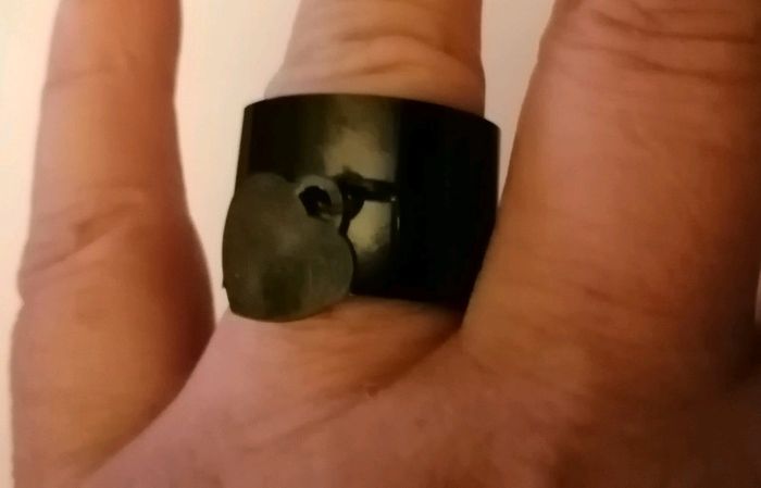 Bague large noire avec pampille cœur Taille 57 - photo numéro 2